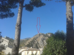 1 Monte S Casto visto dal Lungoliri a Sora-freccia indica dove si trova il dolmen