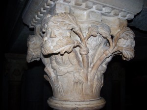"Green man" scolpito sul capitello del pulpito medievale della Collegiata di S. Maria ad Amaseno (FR)