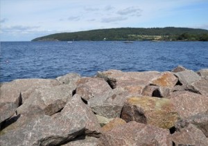 Il monte Omberg affacciato al lago Vättern, visto dalla Baia di Hastholmen. Stando alle leggende svedesi, in determinate notti, esseri fatati e mostruose creature lacustri si darebbero convegno sulla montagna