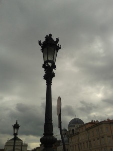 Uno dei quattro lampioni che illuminavano il monumento con l'Obelisco