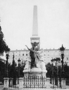 Cartolina degli inizi del XX secolo con il monumento della "Dedizione di Trieste all'Austria"