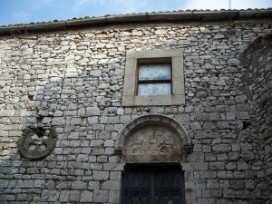 Facciata e decorazioni lapidee dell’ingresso della chiesa di San Giacomo