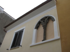 12 Corso Italia - Bifora medievale