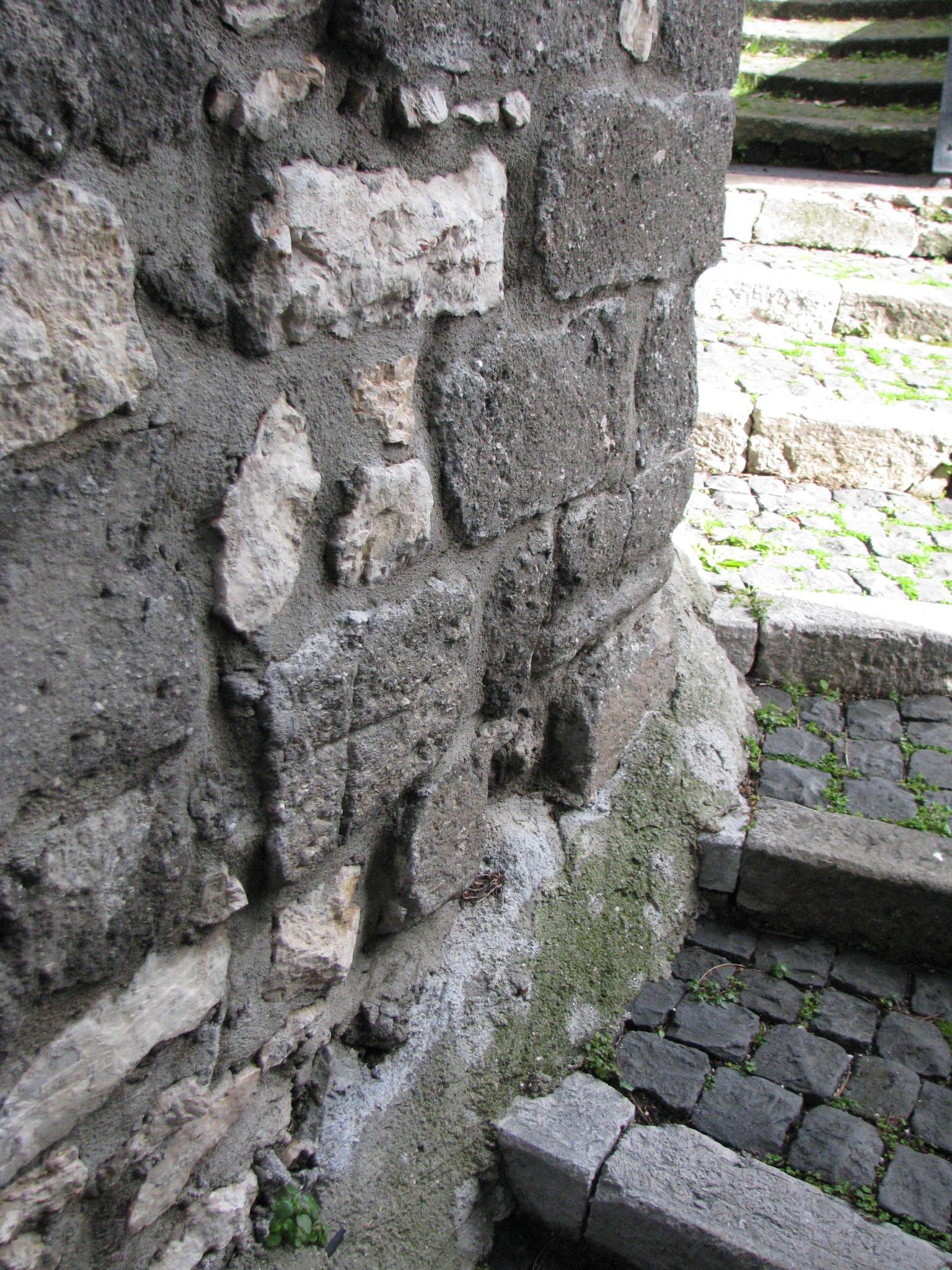 Una croce incisa su un muro nel centro storico di Patrica