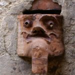 Campobasso: singolare mascherone d’argilla presso la chiesa di S. Bartolomeo – di Mario Ziccardi