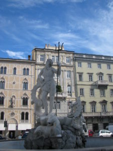 10 Antichi dei a Trieste - Fontana di Poseidone-Nettuno in piazza della Borsa