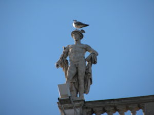 11 Antichi dei a Trieste - Statua di Hermes sul Palazzo della Regione in piazza Unità d'Italia