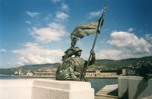 La statua del Bersagliere a Trieste che ricorda lo storico sbarco al termine della Grande Guerra